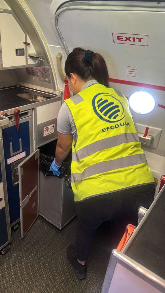 Aeropuerto Limpiando Basura