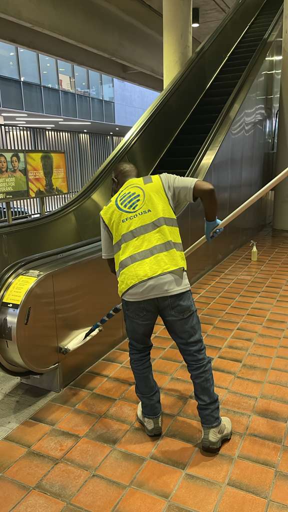 Limpiando escalera por fuera