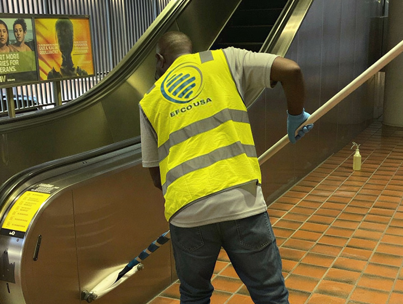 Limpiando escalera por fuera