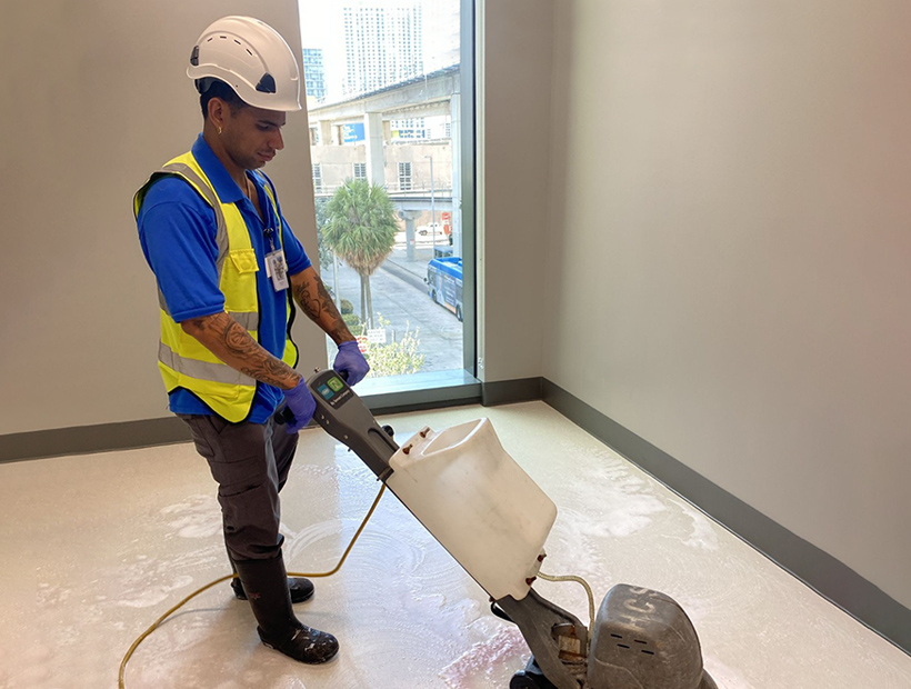 Lavando piso con máquina