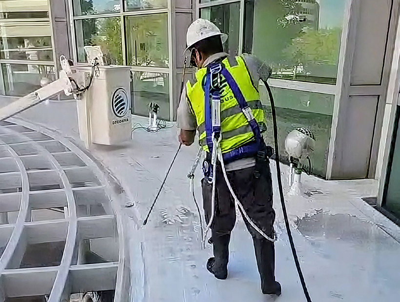 Limpiando techo con hidrojet